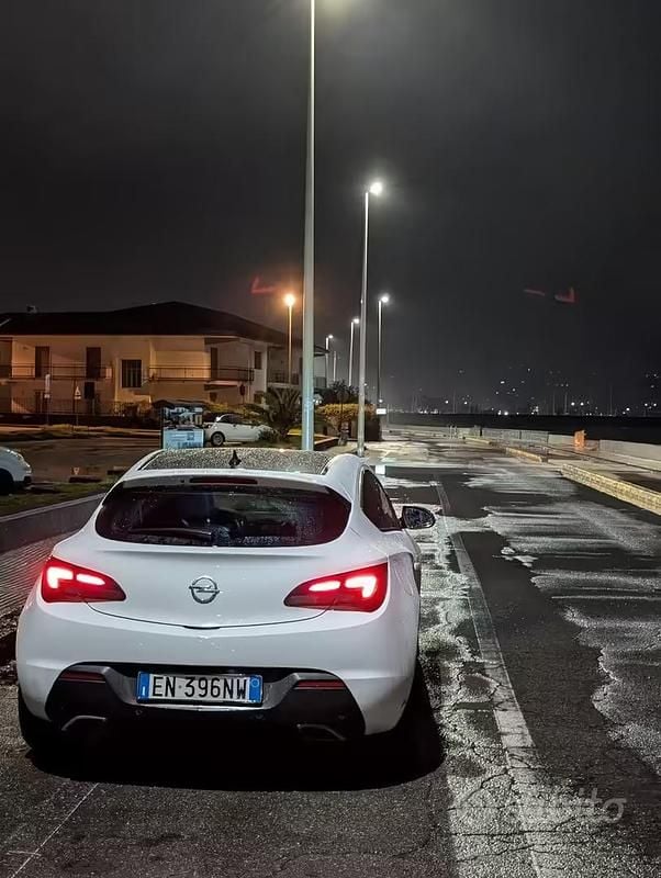 Usata Opel Astra GTC 150 CV (110 kW) 2012 Bianco Berlina