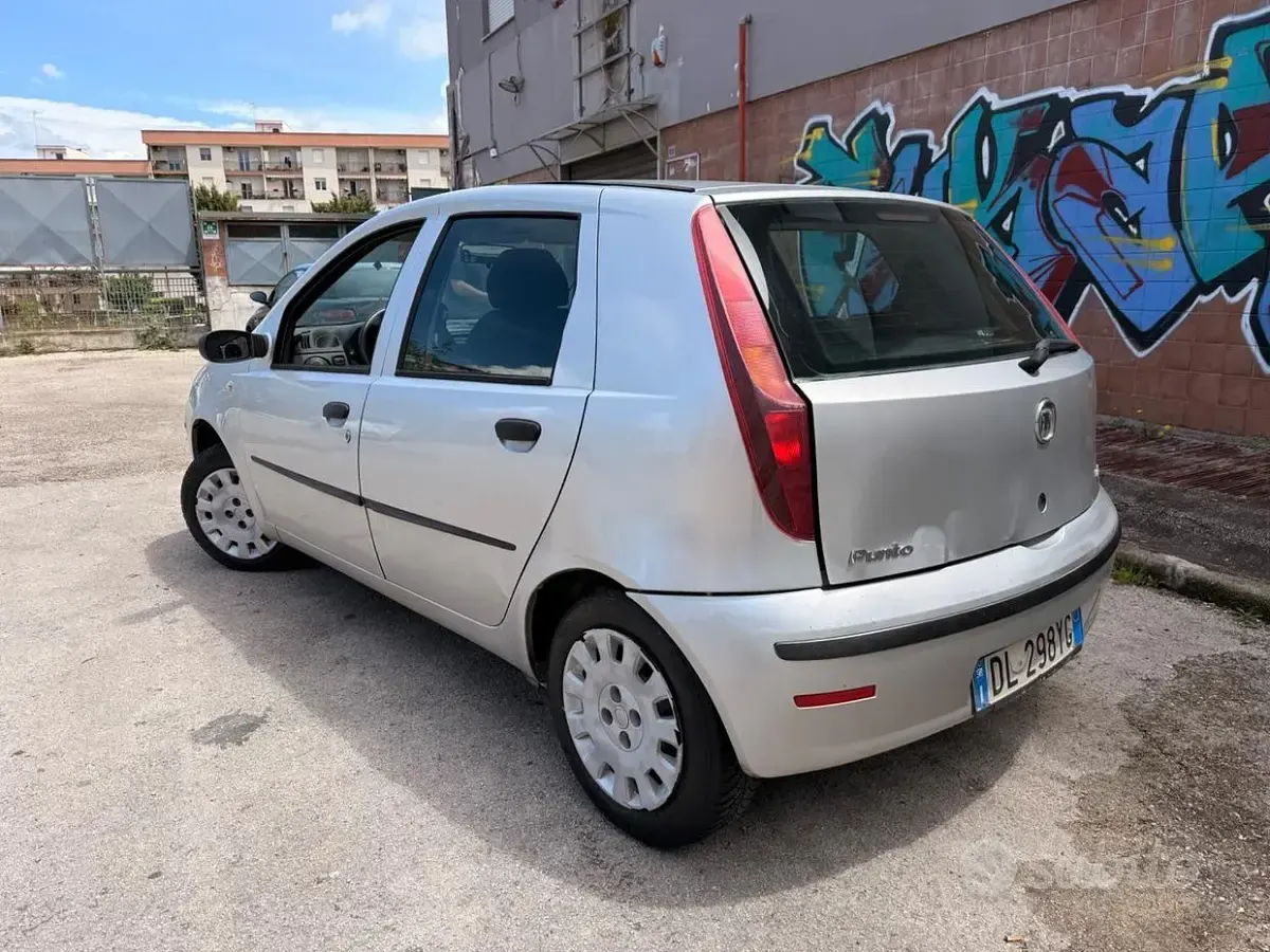 Usado Fiat Punto Classica 60 CV (44 kW) 2009 Gris Utilitario