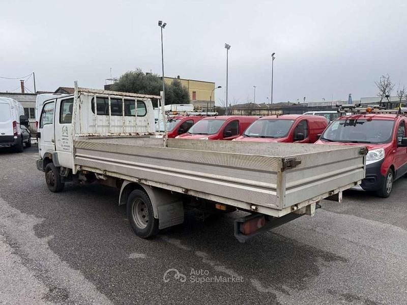 Usata Nissan Cabstar 125 CV (91 kW) 2005 Bianco pastello Pick-up