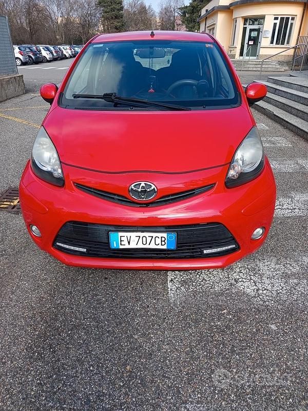 Usata Toyota Aygo Connect Style 68 CV (50 kW) 2014 Rosso Utilitaria