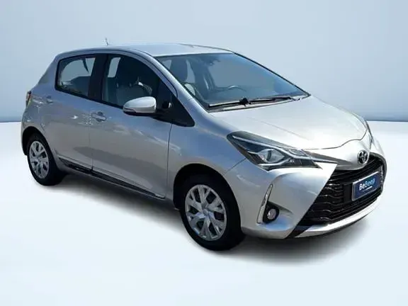 Usata Toyota Yaris Active 69 CV (50 kW) 2017 Grigio Berlina