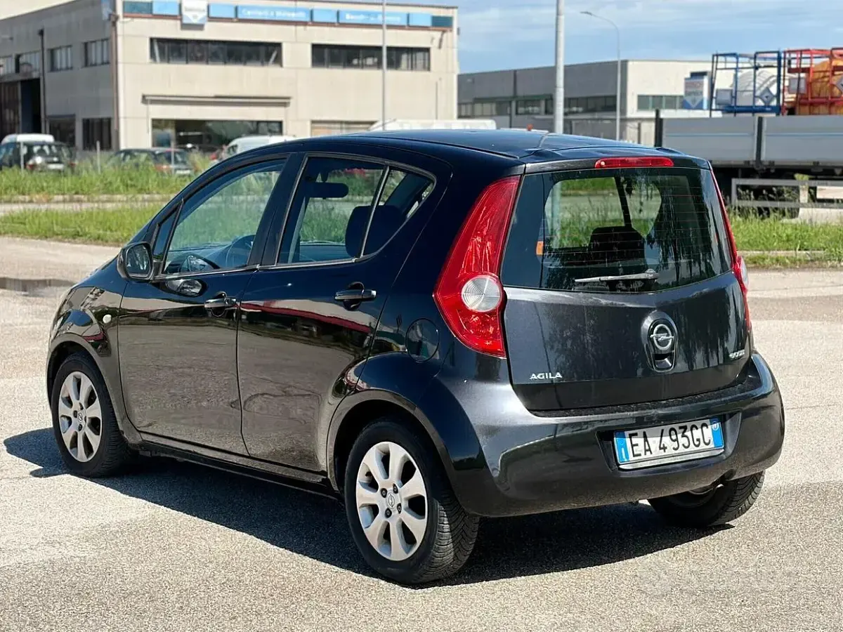 Usata Opel Agila 65 CV (47 kW) 2010 Nero Utilitaria