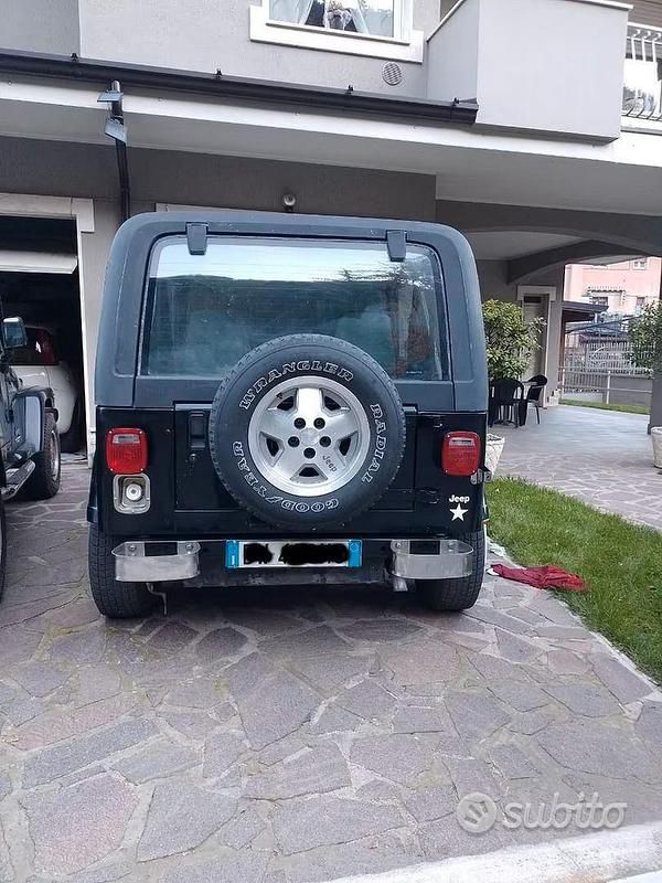 Usata Jeep Wrangler Laredo 103 CV (75 kW) 1989 Nero SUV
