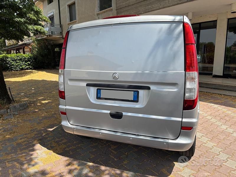 Usata Mercedes Vito 150 CV (110 kW) 2005 Grigio Furgone
