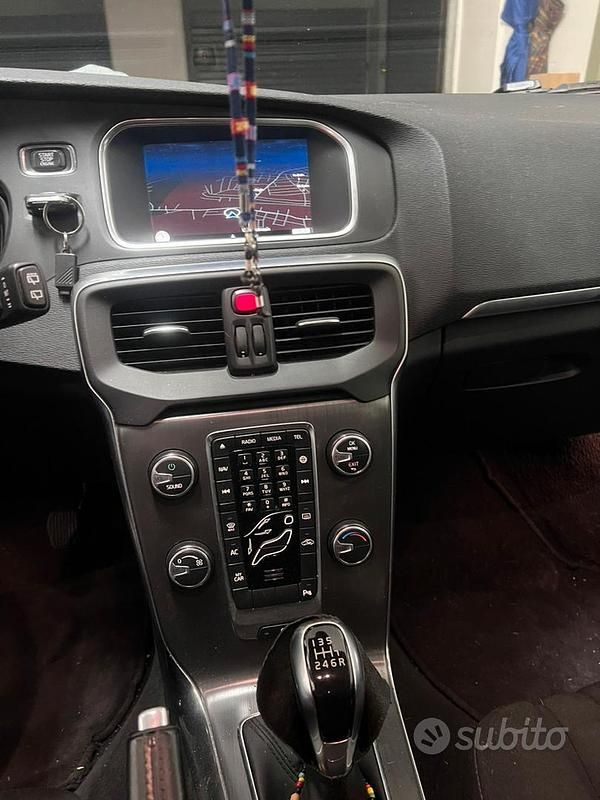 Usata Volvo V40 120 CV (88 kW) 2016 Bianco Station wagon