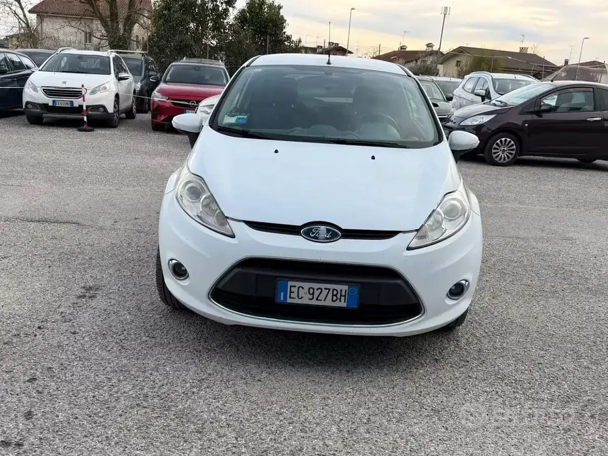 Usata Ford Fiesta 90 CV (66 kW) 2010 Bianco Berlina