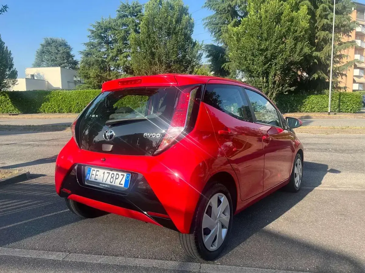 Usata Toyota Aygo X-clusiv 69 CV (50 kW) 2016 Rosso Utilitaria