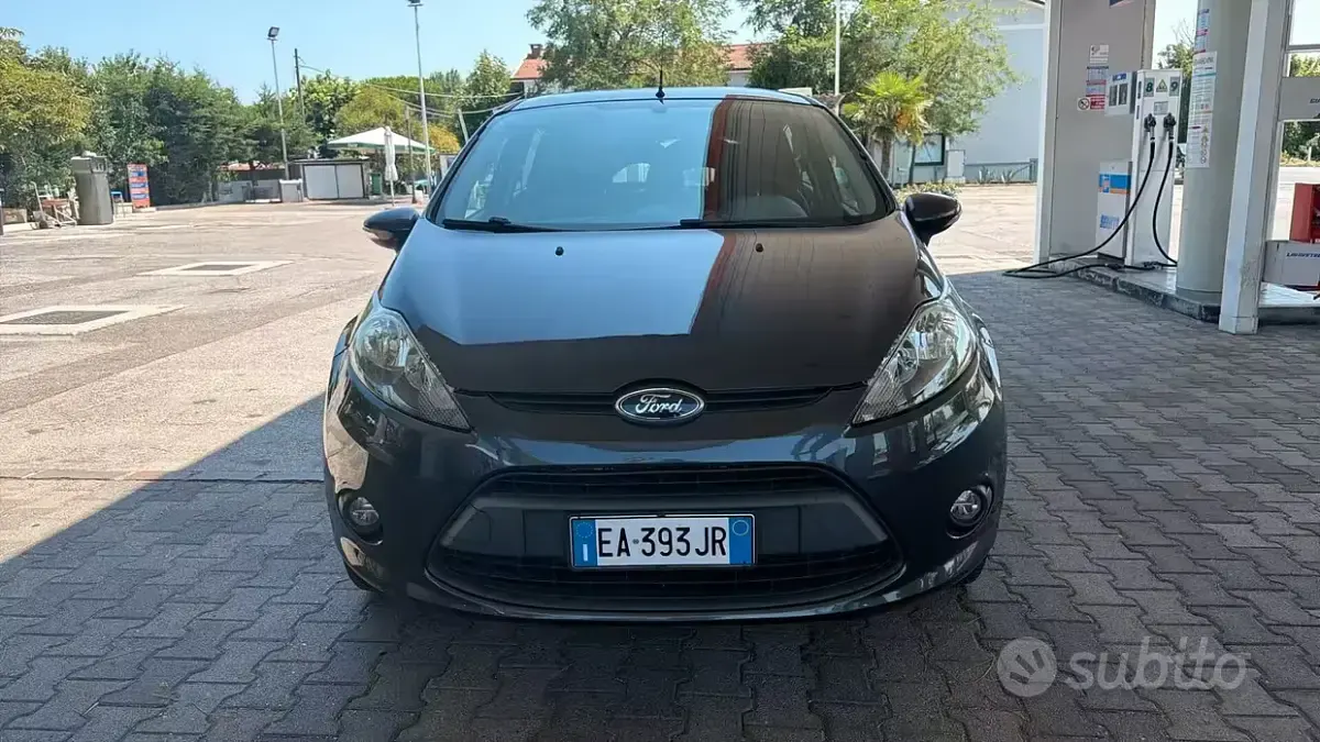 Usata Ford Fiesta Titanium 82 CV (60 kW) 2010 Blu Berlina