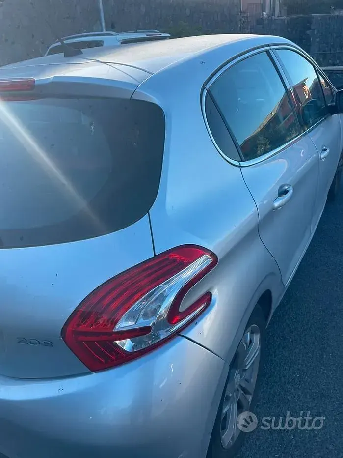 Usata Peugeot 208 68 CV (50 kW) 2014 Grigio Utilitaria