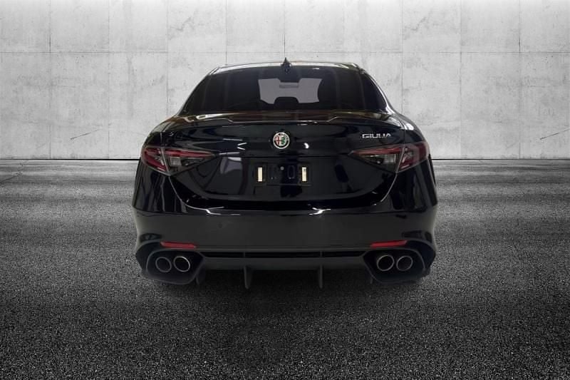 Usata Alfa Romeo Giulia Quadrifoglio 519 CV (381 kW) 2024 Nero metallizzato Berlina