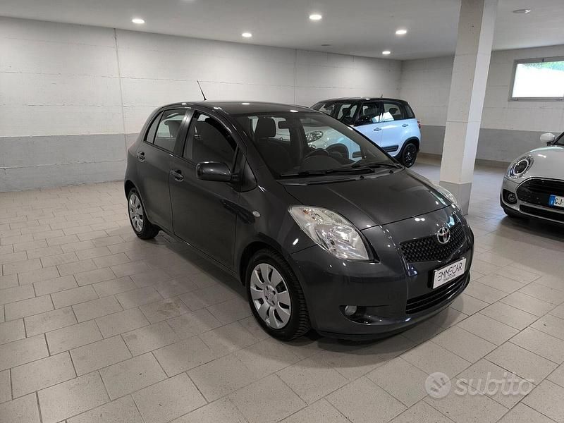 Usata Toyota Yaris Sol 90 CV (66 kW) 2009 Grigio Utilitaria