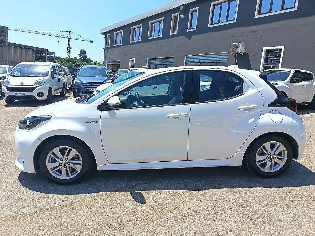 Usata Toyota Yaris Hybrid Lounge 92 CV (67 kW) 2021 Bianco Berlina