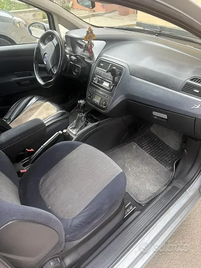 Usata Fiat Grande Punto 90 CV (66 kW) 2007 Grigio Utilitaria