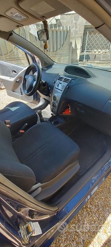 Usata Toyota Yaris 69 CV (50 kW) 2006 Blu Utilitaria