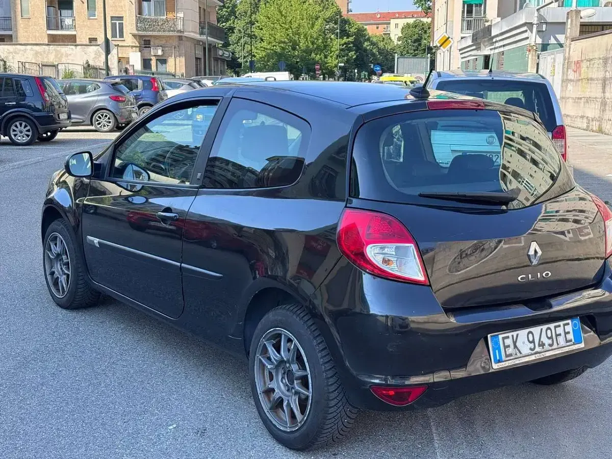 Usata Renault Clio III 75 CV (55 kW) 2011 Nero Berlina