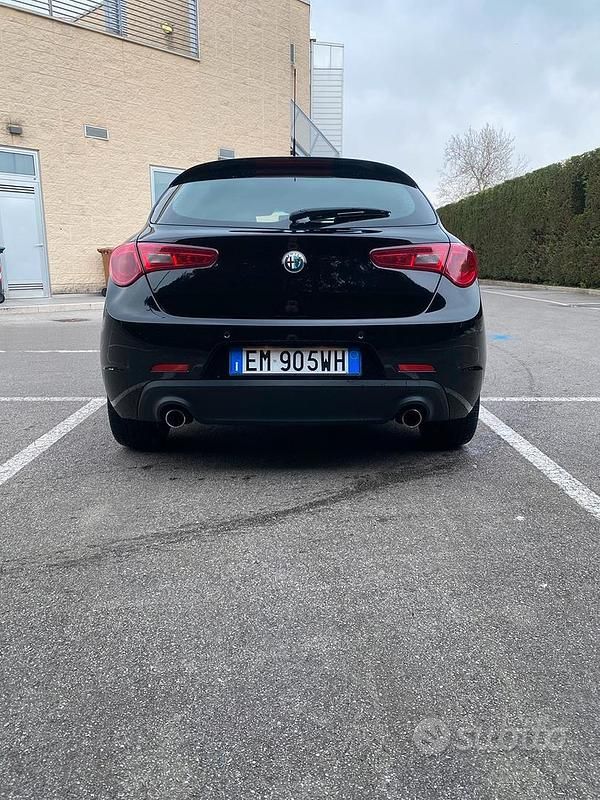 Usata Alfa Romeo Giulietta Distinctive 140 CV (102 kW) 2012 Nero Utilitaria