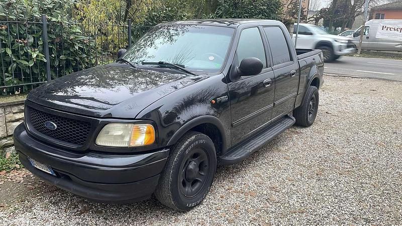 Usata Ford V8 231 CV (169 kW) 2001 Nero SUV