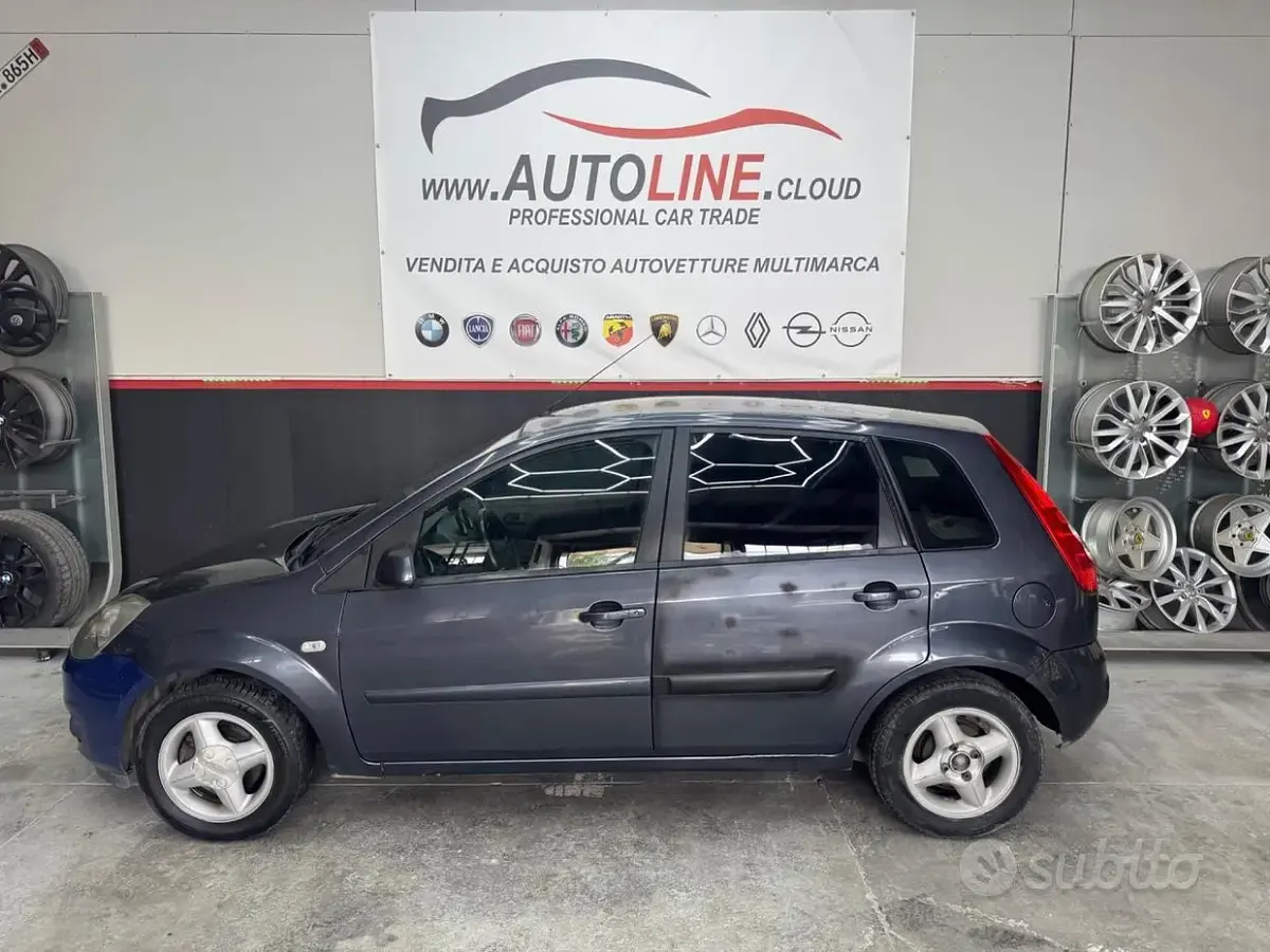 Usata Ford Fiesta 75 CV (55 kW) 2007 Grigio Utilitaria