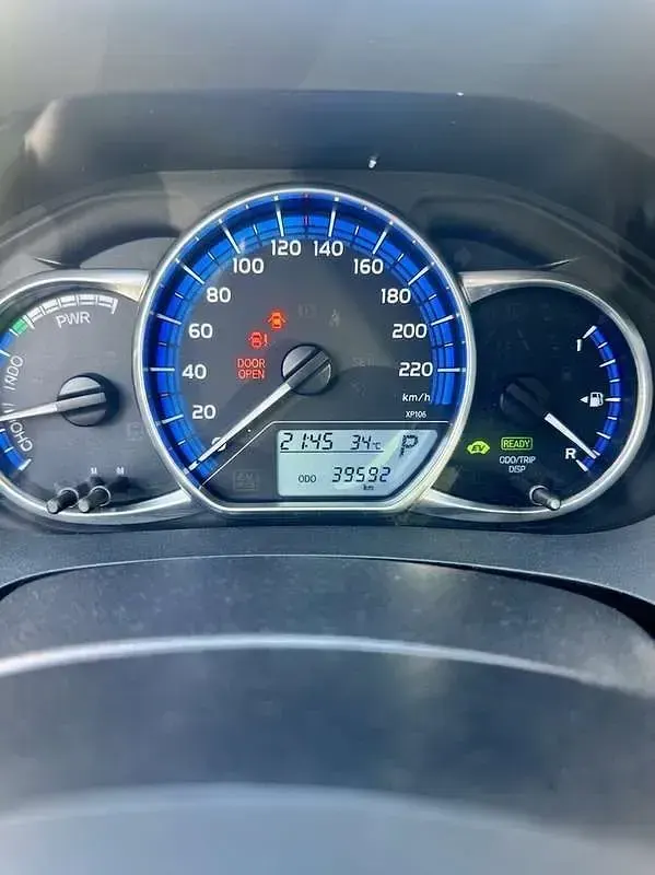 Usata Toyota Yaris Hybrid Active 75 CV (55 kW) 2015 Bianco Berlina