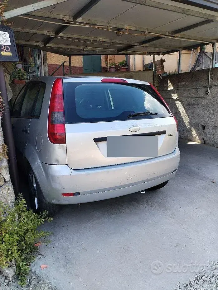 Usata Ford Fiesta 68 CV (50 kW) 2003 Grigio Utilitaria