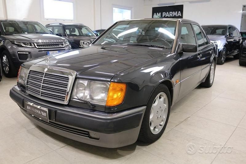 Usata Mercedes E500 326 CV (239 kW) 1992 Nero Berlina