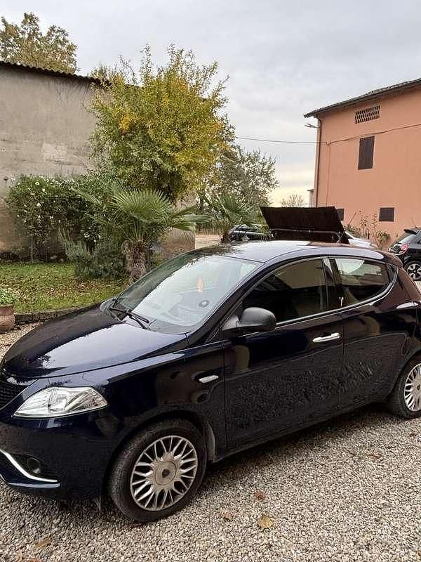 Usata Lancia Ypsilon Platinum 80 CV (58 kW) 2017 Blu Utilitaria