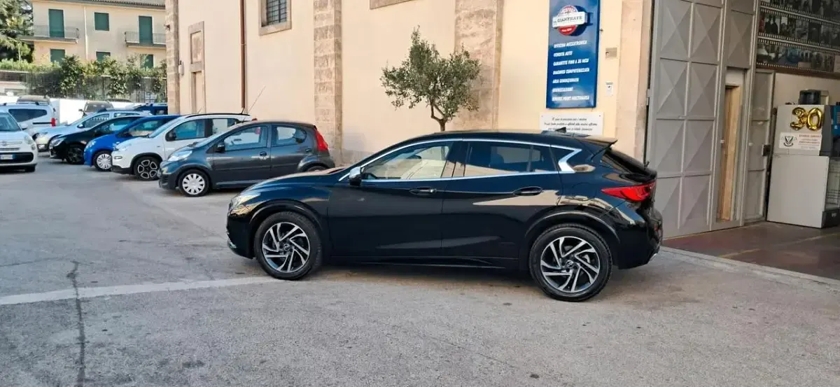 Usata Infiniti Q30 Business Executive 108 CV (79 kW) 2017 Nero Berlina