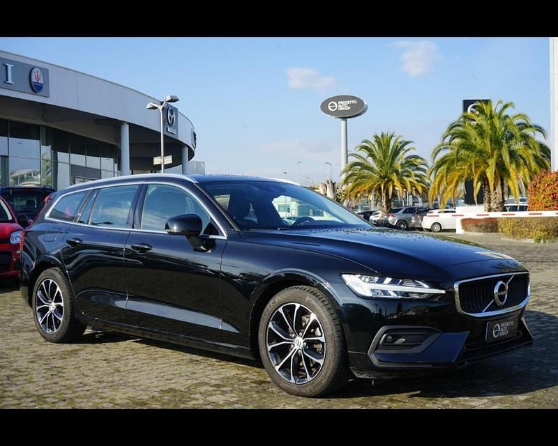 Usata Volvo V60 Momentum 150 CV (110 kW) 2020 Nero Station wagon