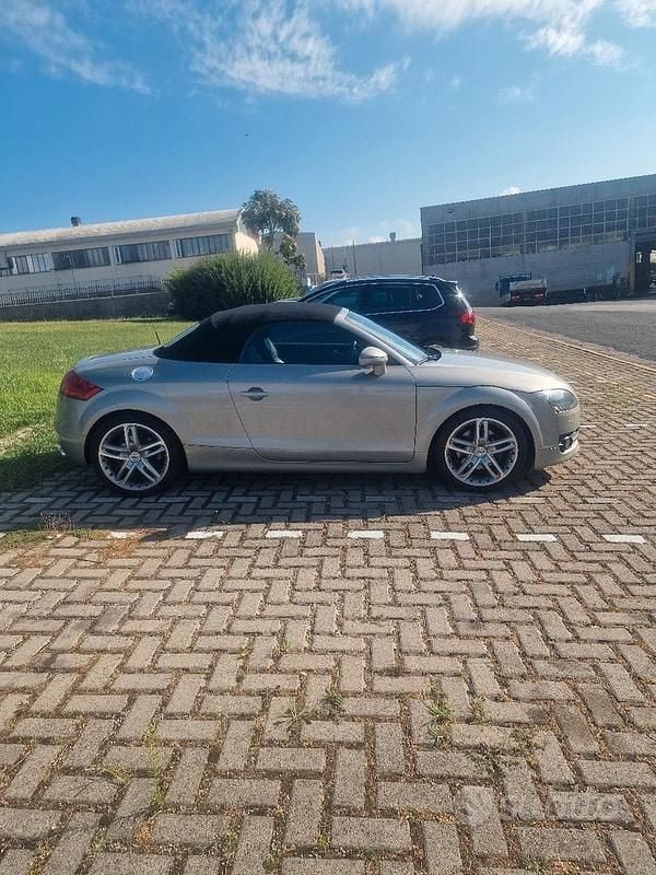 Argento Usata 2010 Audi TT Roadster Cabrio | 12.300 € (Buon prezzo) - Immagine 1/4