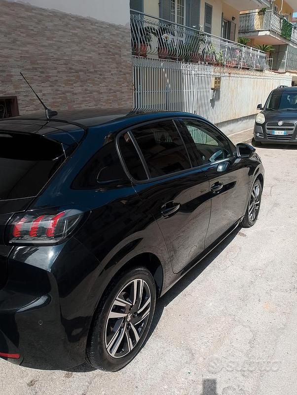 Usata Peugeot 208 102 CV (75 kW) 2023 Nero Utilitaria