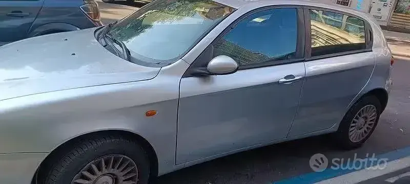 Usata Alfa Romeo 147 116 CV (85 kW) 2004 Grigio Utilitaria