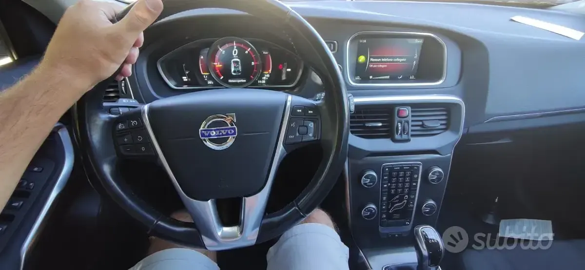 Usado Volvo V40 115 CV (84 kW) 2015 Negro Berlina