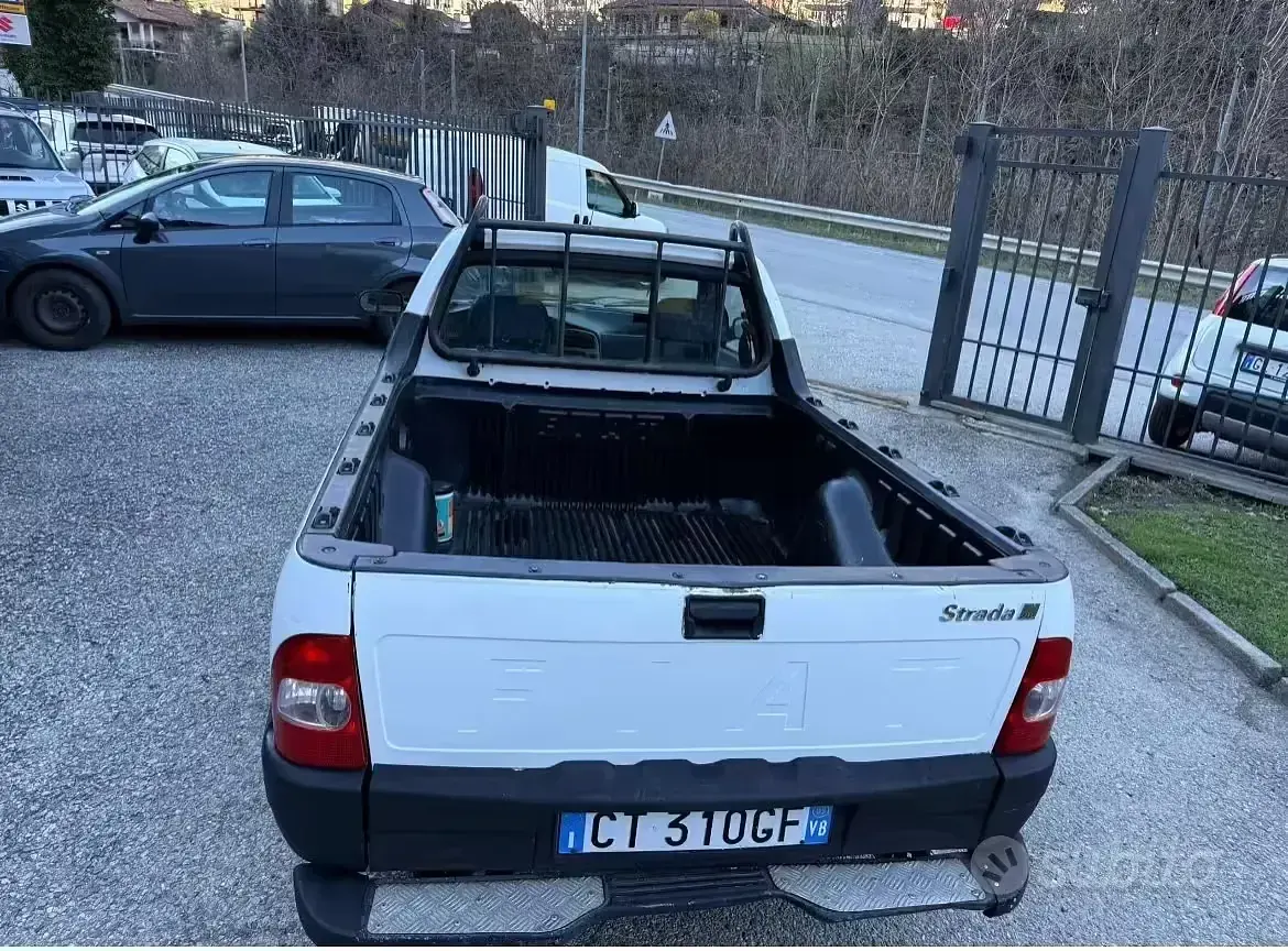 Usata Fiat Strada 80 CV (58 kW) 2004 Bianco Pick-up