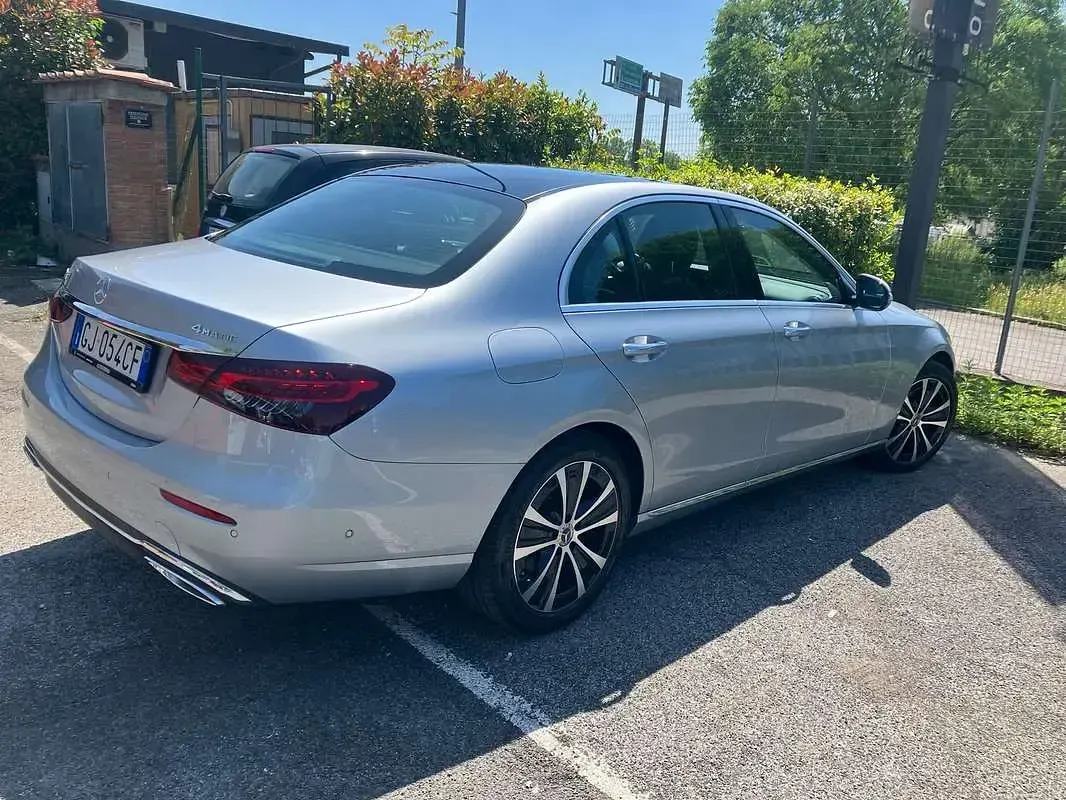 Usata Mercedes E300 Premium 265 CV (194 kW) 2022 Argento Berlina