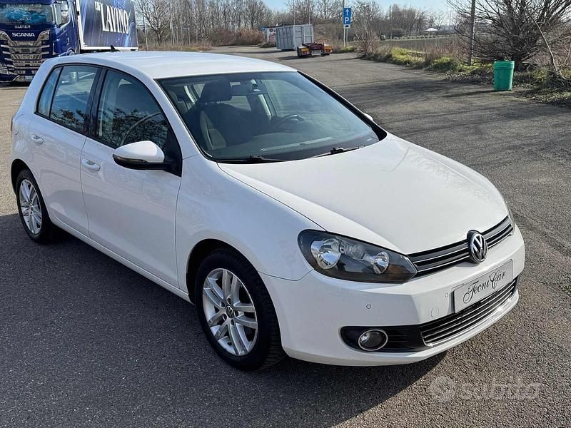 Usata VW Golf VI 105 CV (77 kW) 2011 Bianco Utilitaria