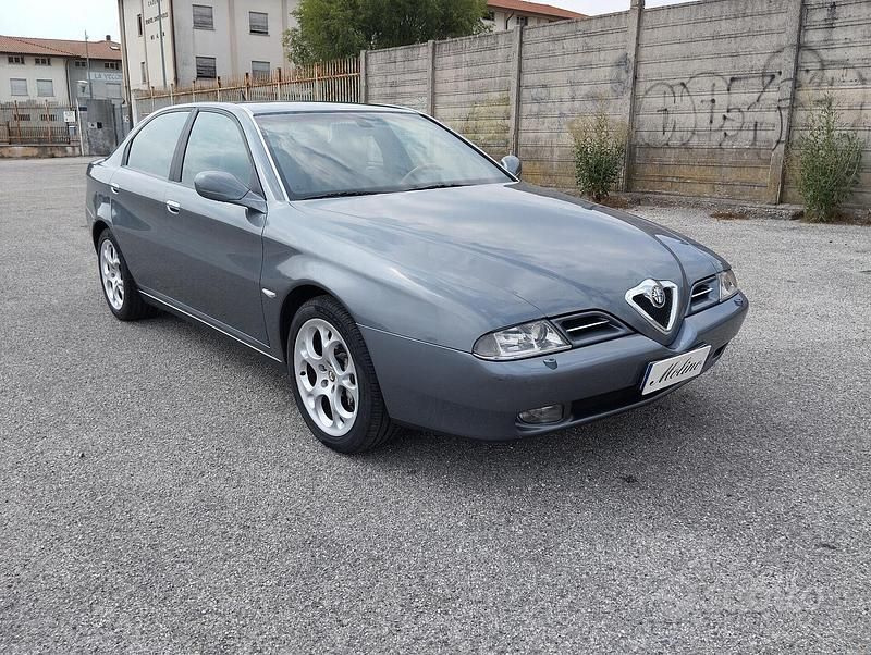 Usata 2002 Alfa Romeo 166 Distinctive Tre volumi | 2900 € (Super prezzo) - Immagine 1/4