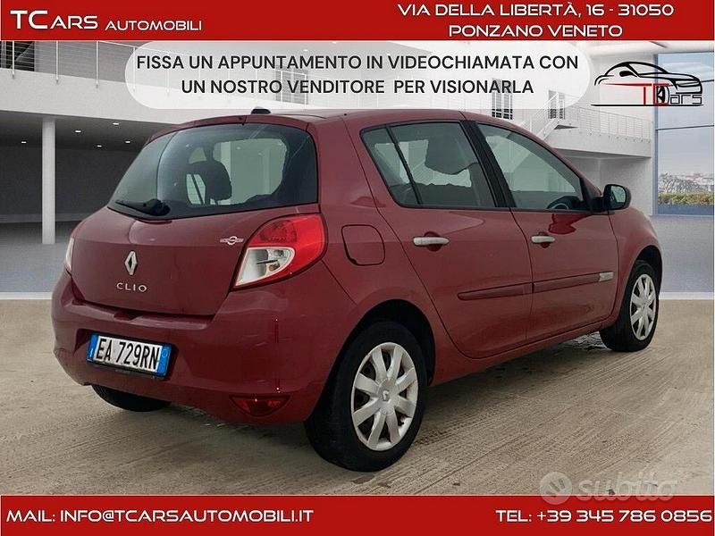 Rosso Usata 2010 Renault Clio II Berlina | 3999 € (Buon prezzo) - Immagine 1/4