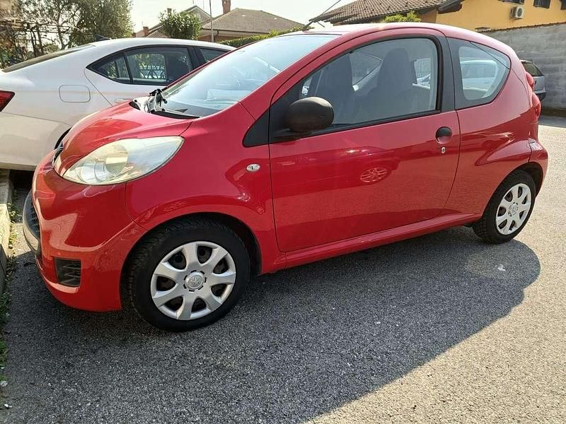Usata Peugeot 107 Active 68 CV (50 kW) 2009 Rosso Utilitaria