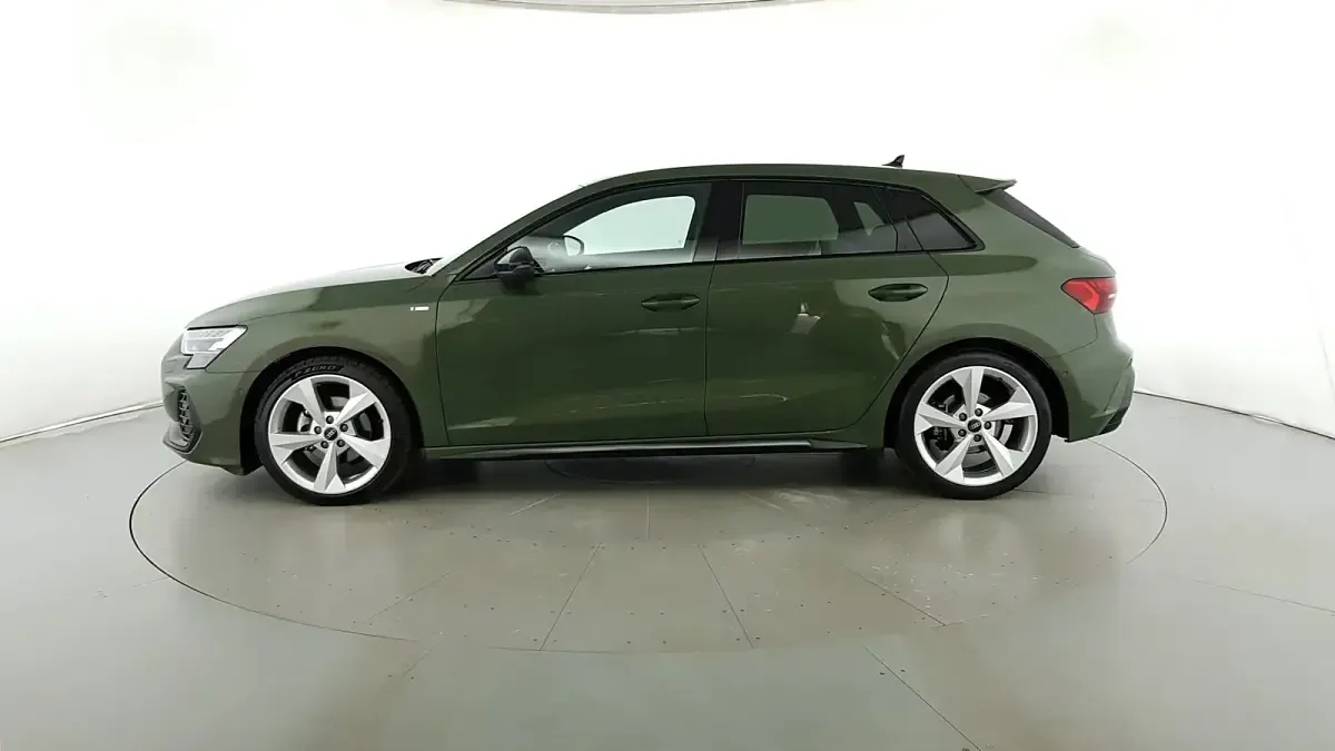 Usata Audi A3 S-Line 116 CV (85 kW) 2025 Verde distretto metallizzato Berlina