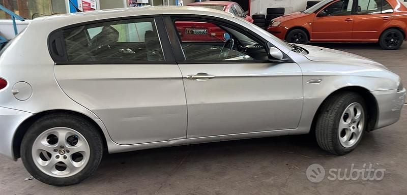 Grigio Usata 2007 Alfa Romeo 147 Due volumi | 3200 € (Molto cara) - Immagine 1/1