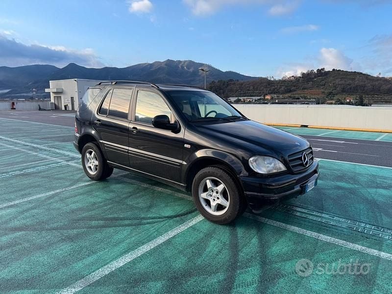 Usata Mercedes ML320 218 CV (160 kW) 2001 Nero SUV