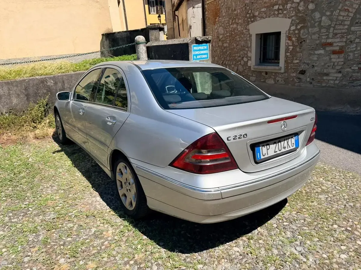 Usata Mercedes C220 150 CV (110 kW) 2005 Grigio Berlina