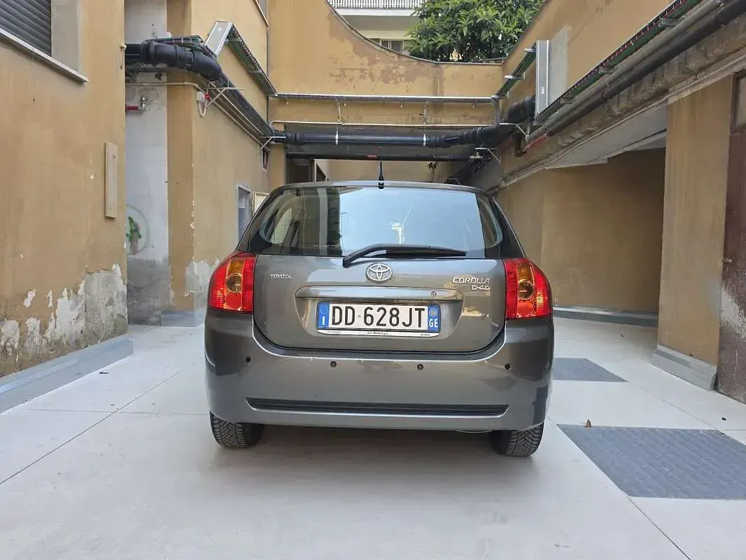 Usata Toyota Corolla 90 CV (66 kW) 2006 Grigio Berlina