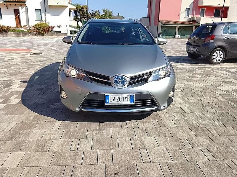 Usata Toyota Auris Hybrid Active 99 CV (72 kW) 2014 Grigio Station wagon