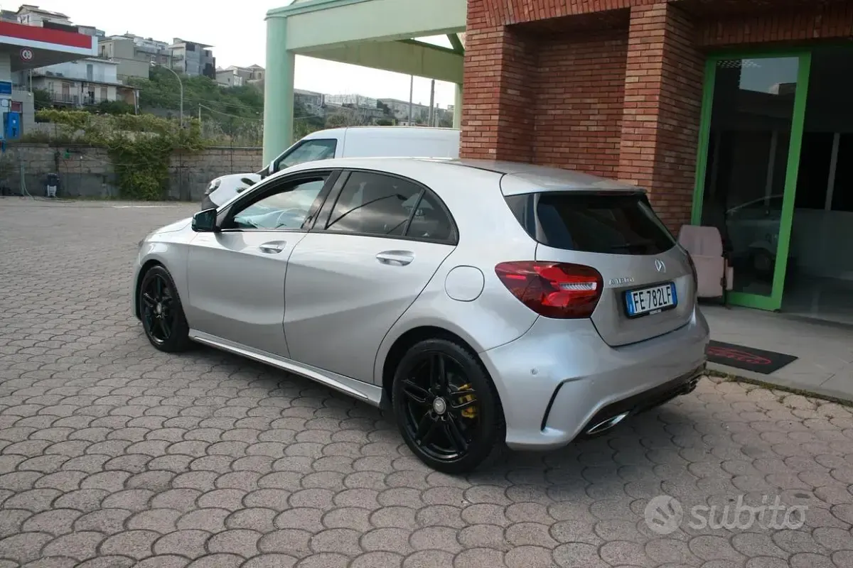 Usata Mercedes A180 Premium 109 CV (80 kW) 2016 Grigio Berlina