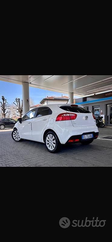 Usata Kia Rio 90 CV (66 kW) 2012 Bianco Berlina