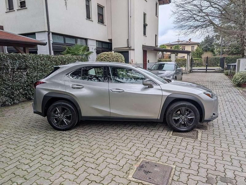 Usata Lexus UX 250h 145 CV (106 kW) 2023 Sonic titanium SUV