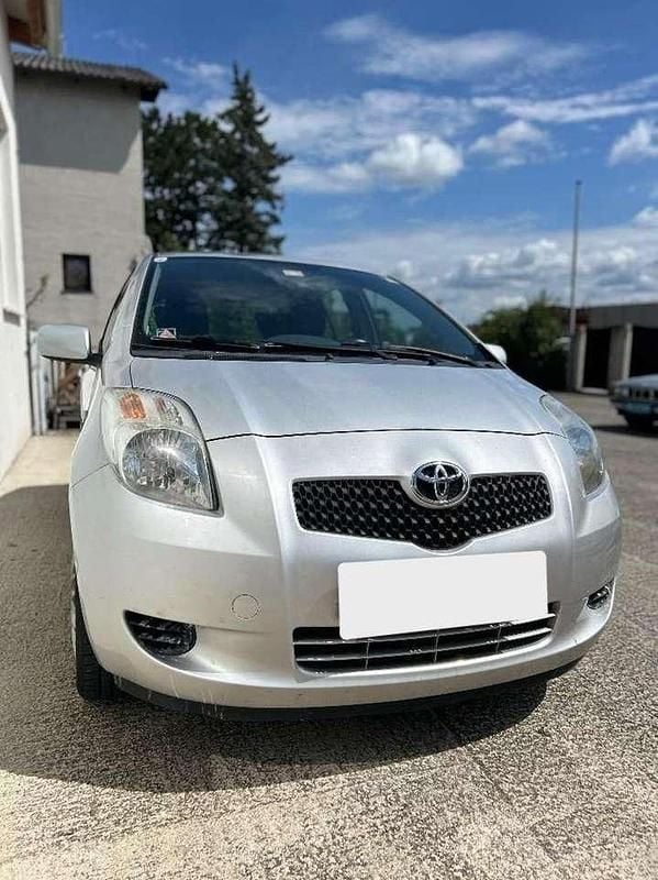 Grigio Usata 2008 Toyota Yaris Tre volumi | 2450 € (Ottimo prezzo) - Immagine 1/4