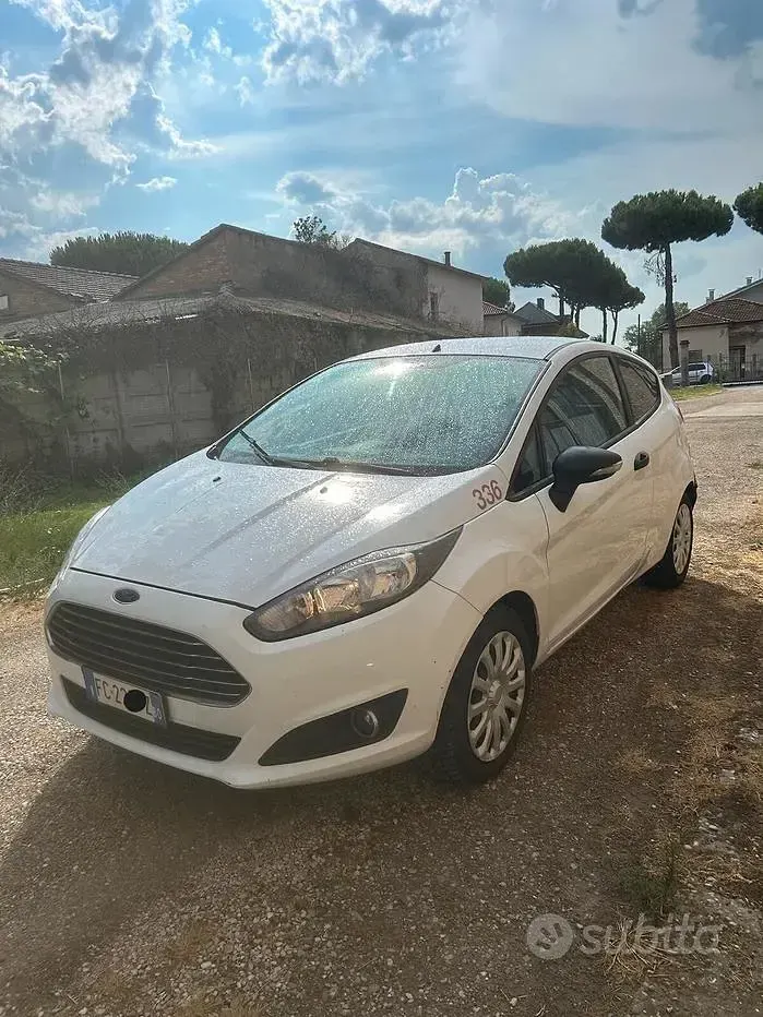 Usata Ford Fiesta Business Edition 75 CV (55 kW) 2016 Bianco Utilitaria