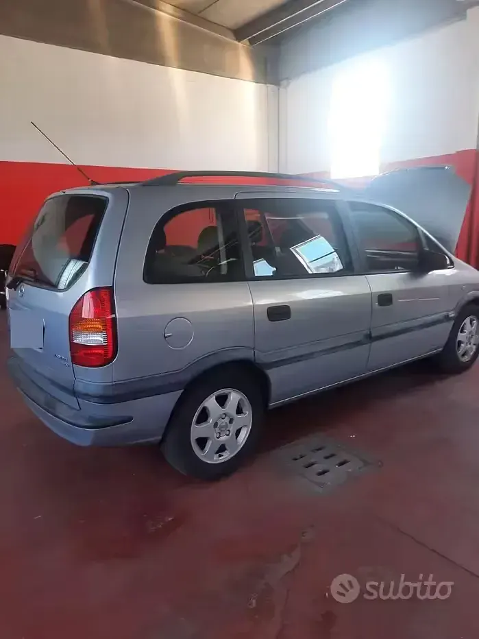 Usata Opel Zafira 101 CV (74 kW) 2001 Grigio Monovolume